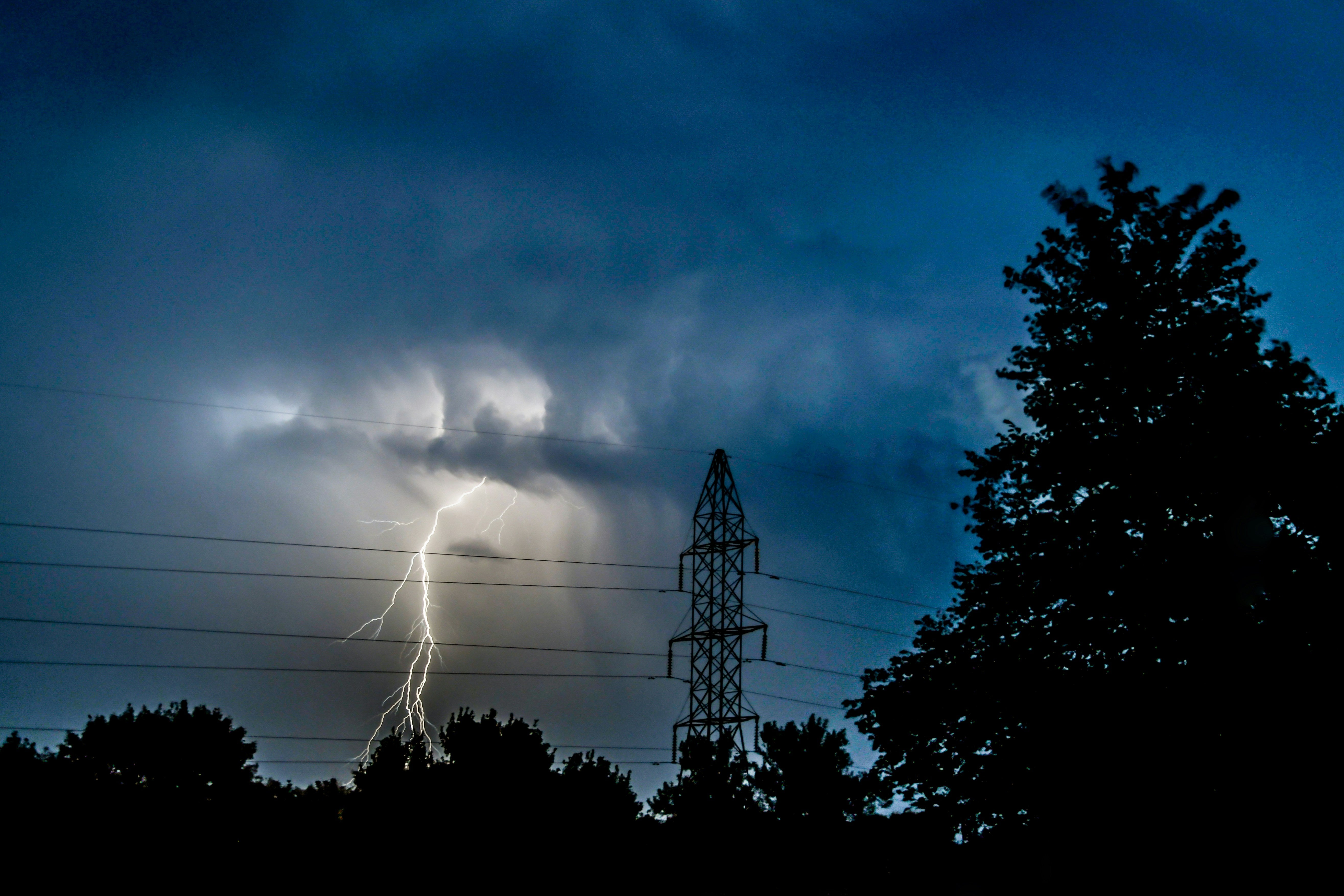 Can you still shower when the power is out?